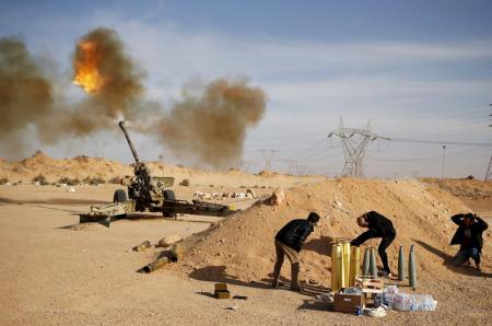 Combatentes do Amanhecer Líbio disparam contra militantes do Estado Islâmico