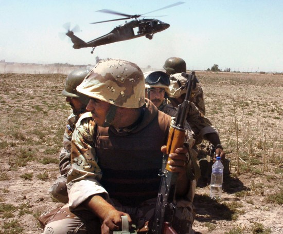 Iraqi_soldiers_and_Blackhawk