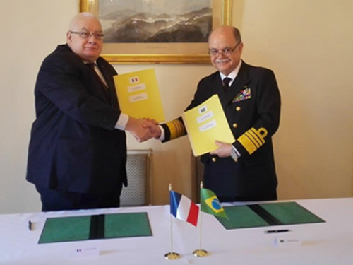Representante do Ministro da Defesa da França e Almirante-de-Esquadra Luiz Guilherme Sá de Gusmão firmam documento, em Paris