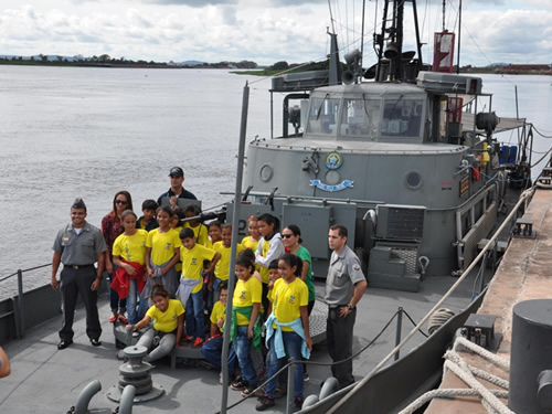 Crianças conhecendo um navio da Marinha do Brasil