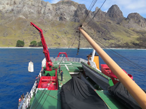 NApOc ''Ary Rongel'' realizando apoio logístico à Ilha da Trindade