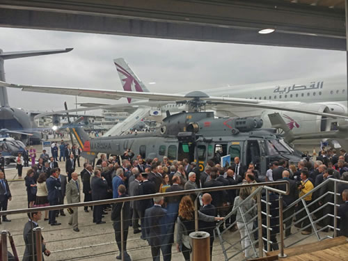 Presidente da França e a futura aeronave da Marinha do Brasil no Paris Air Show