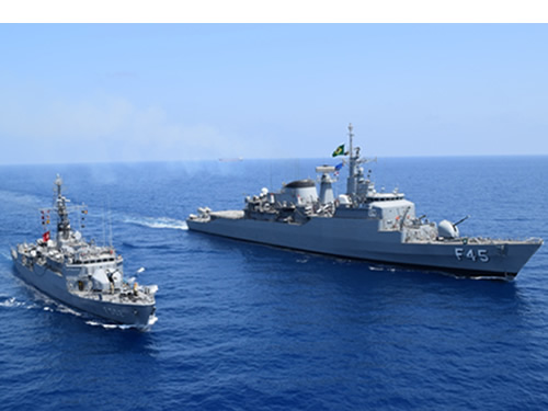 Aproximação realizada pela Fragata “União” à Corveta turca “Bandirma”