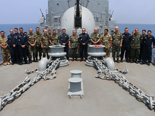 Integrantes da Marinha Libanesa e Estado-Maior da Força-Tarefa Marítima da UNIFIL