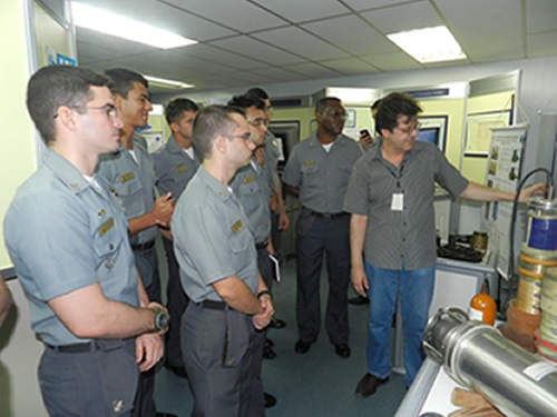 Aspirantes durante apresentação no Grupo de Sistemas Acústicos Submarinos