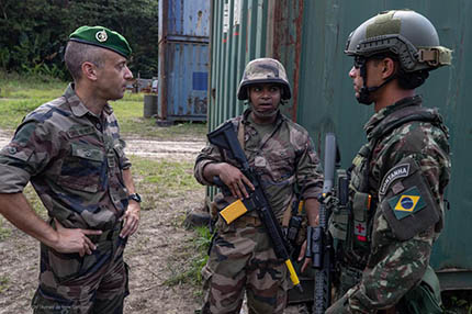 Brasil e França realizam exercícios militares na fronteira da